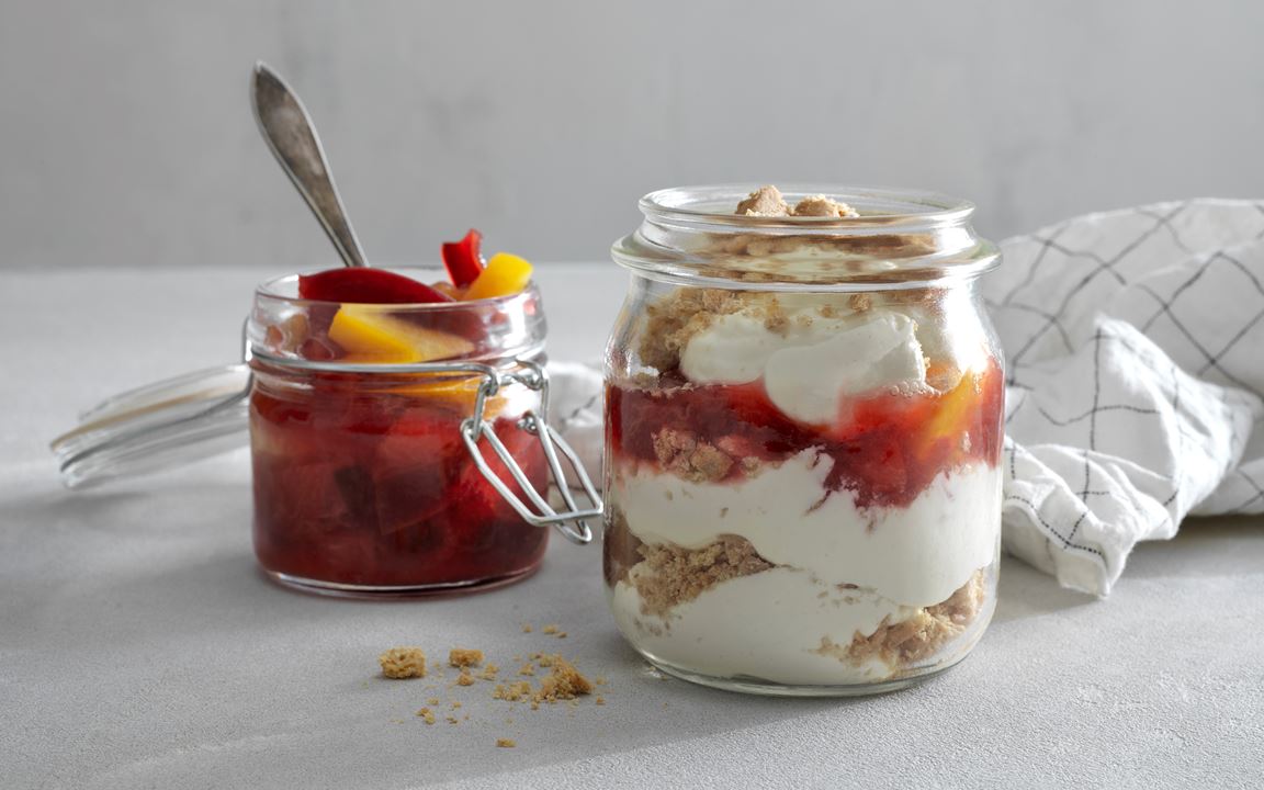 Cheesecakekräm med plommonkompott
