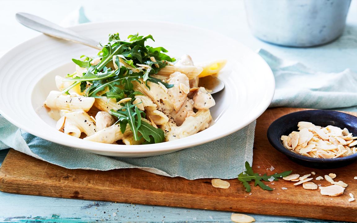 Kycklingpasta med citron och mandel