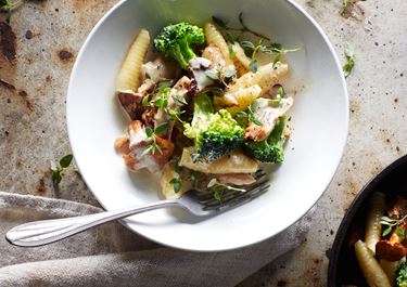 Krämig pasta med kyckling, svamp och broccoli