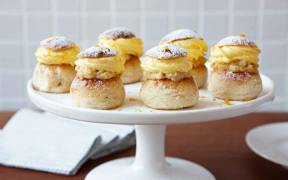 Minisemlor med saffran- och apelsinfyllning