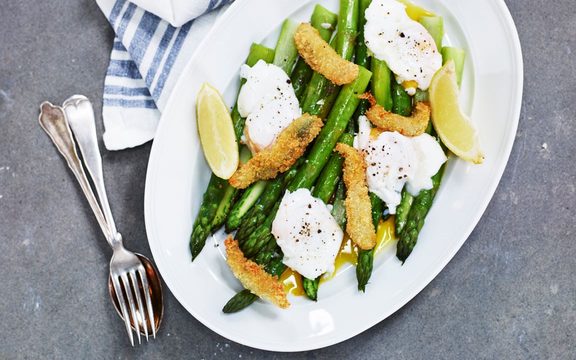Friterad ansjovis med sparris och pocherat ägg