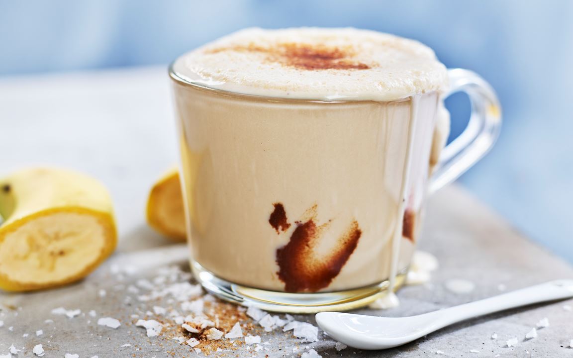 Mjölkdrink med banan, brynt smör och havssalt