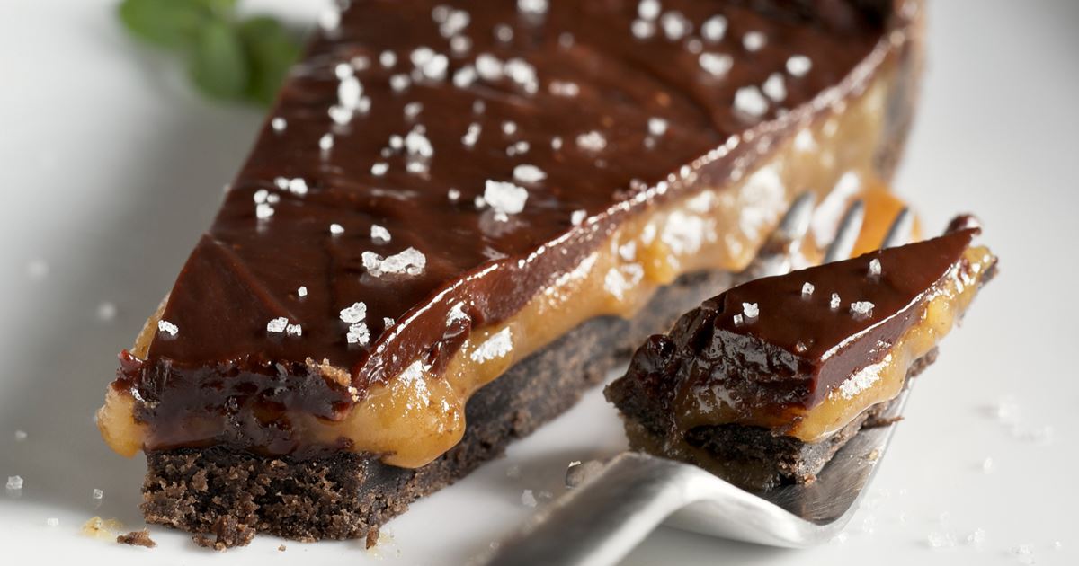 Chocolate Cake With Daim And Caramel Recipe Arla Uk Chocolate Cake With Daim And Caramel Recipe Arla Uk