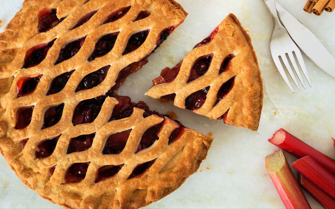 Easy Rhubarb Pie Recipe | Arla UK