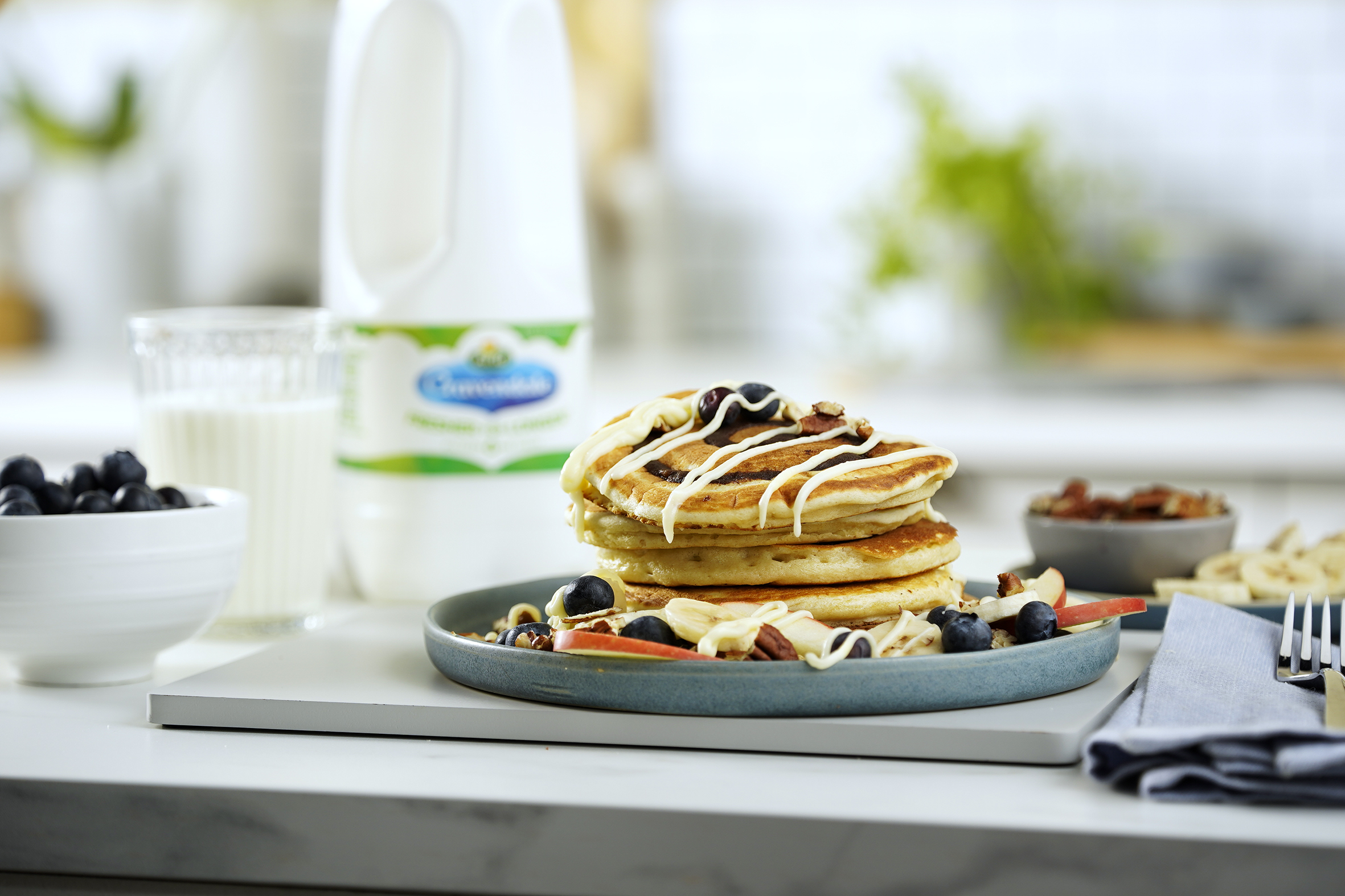 Cinnamon Swirl Pancakes With Cream Cheese Drizzle - Recipe | Arla UK