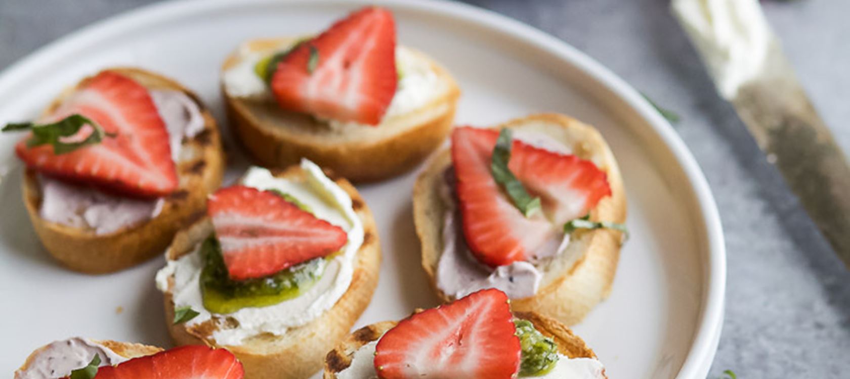 Pesto Cream Cheese Strawberry Bruschetta Bites