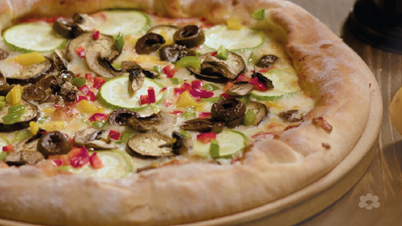 بيتزا نباتية بخلطة جبنة موزاريلا و قشقوان مبشورة من بوك