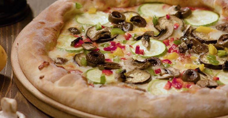 بيتزا نباتية بخلطة جبنة موزاريلا و قشقوان مبشورة من بوك