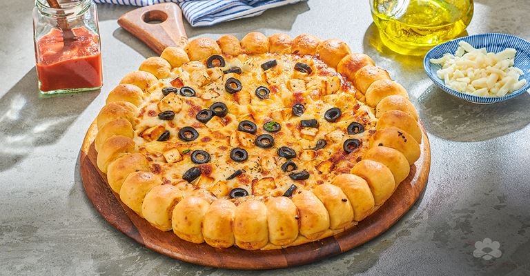 Cheese & Olive Pizza
