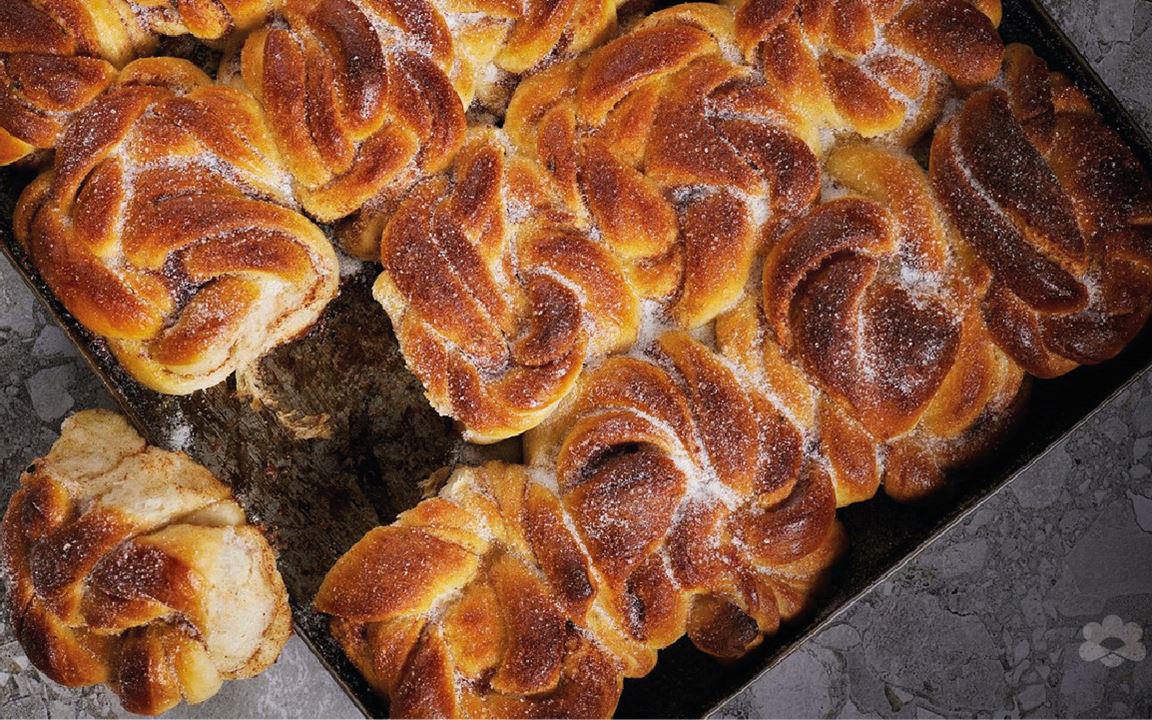 Cinnamon buns in a pan 