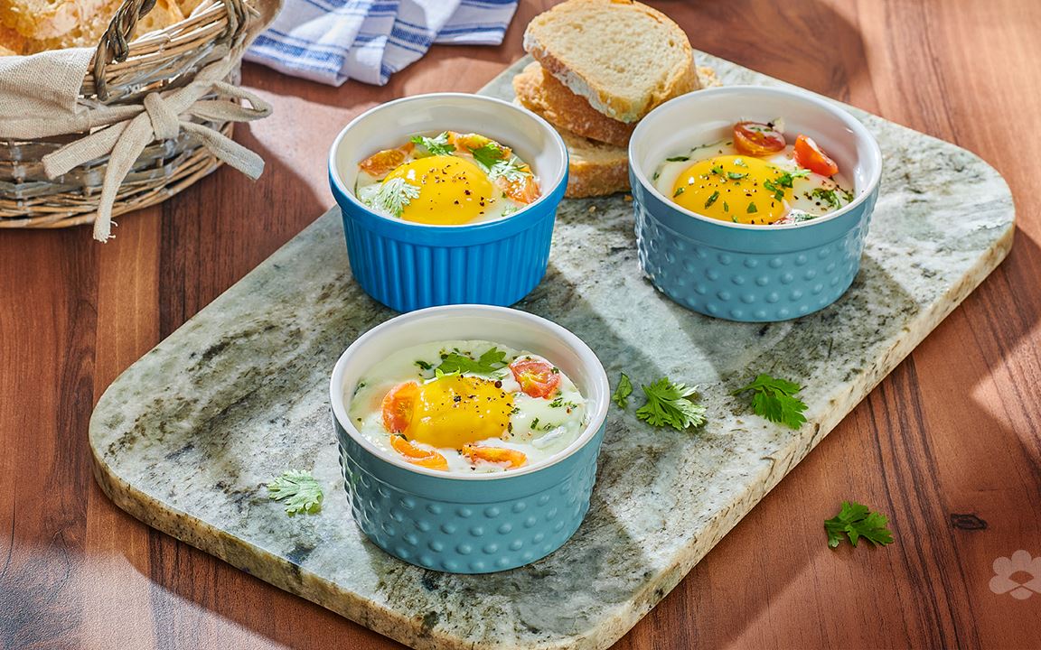 Baked eggs with tomatoes and cream