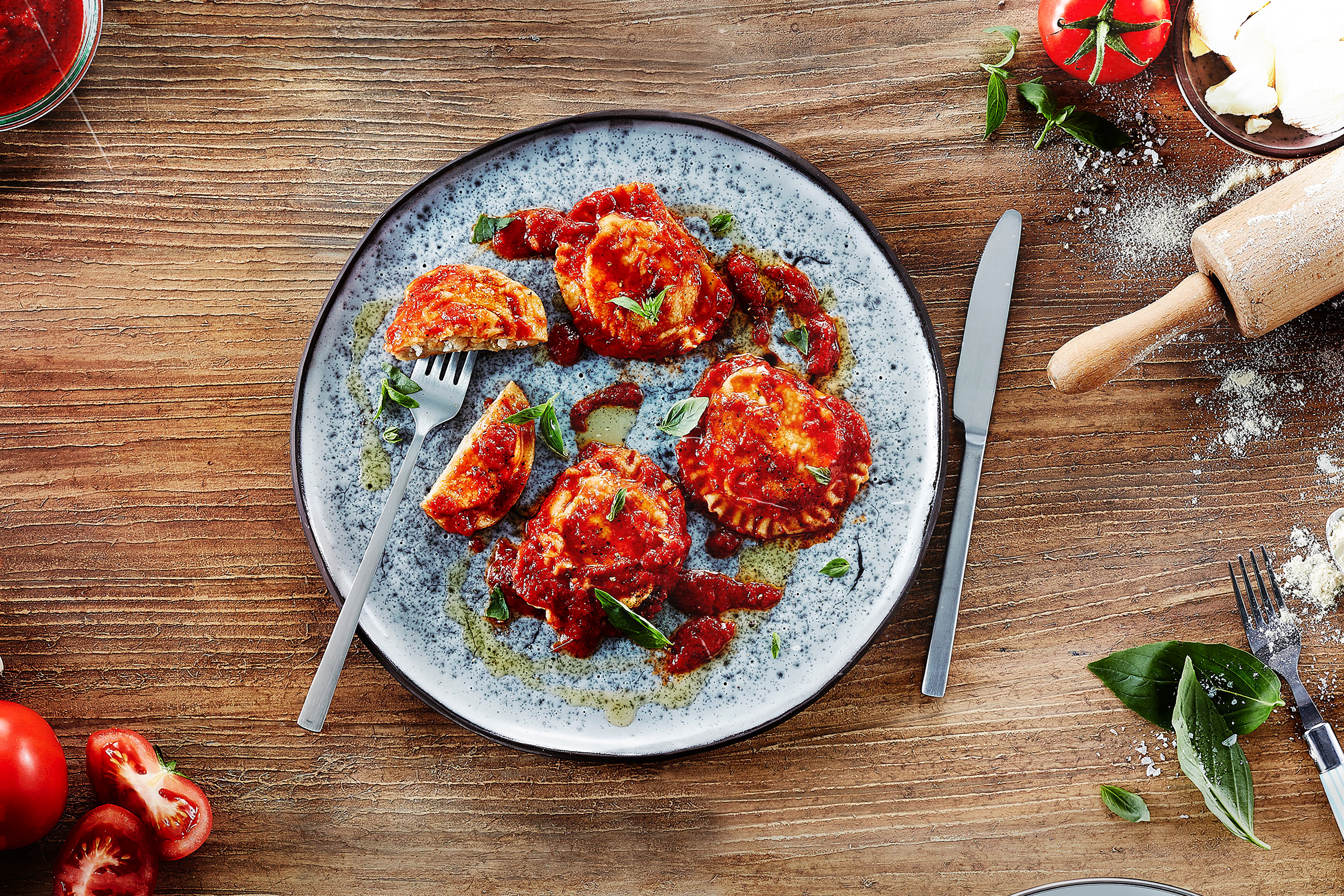 Pierogi ravioli z gęstym sosem pomidorowym i serem Apetina Apetina