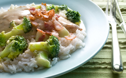 Broilerinfileet viini-juustokastikkeessa