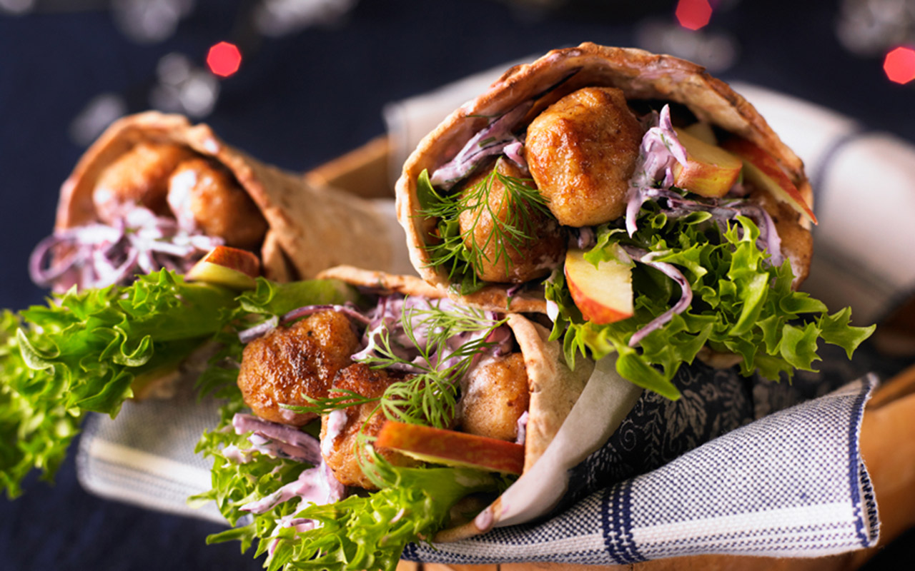 Broileripyörykät ja punakaalia rieskataskuissa