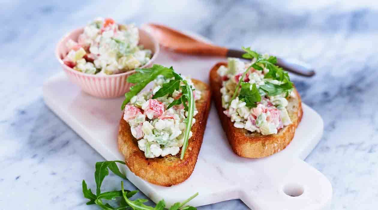 Raejuusto-avokadobruschetta