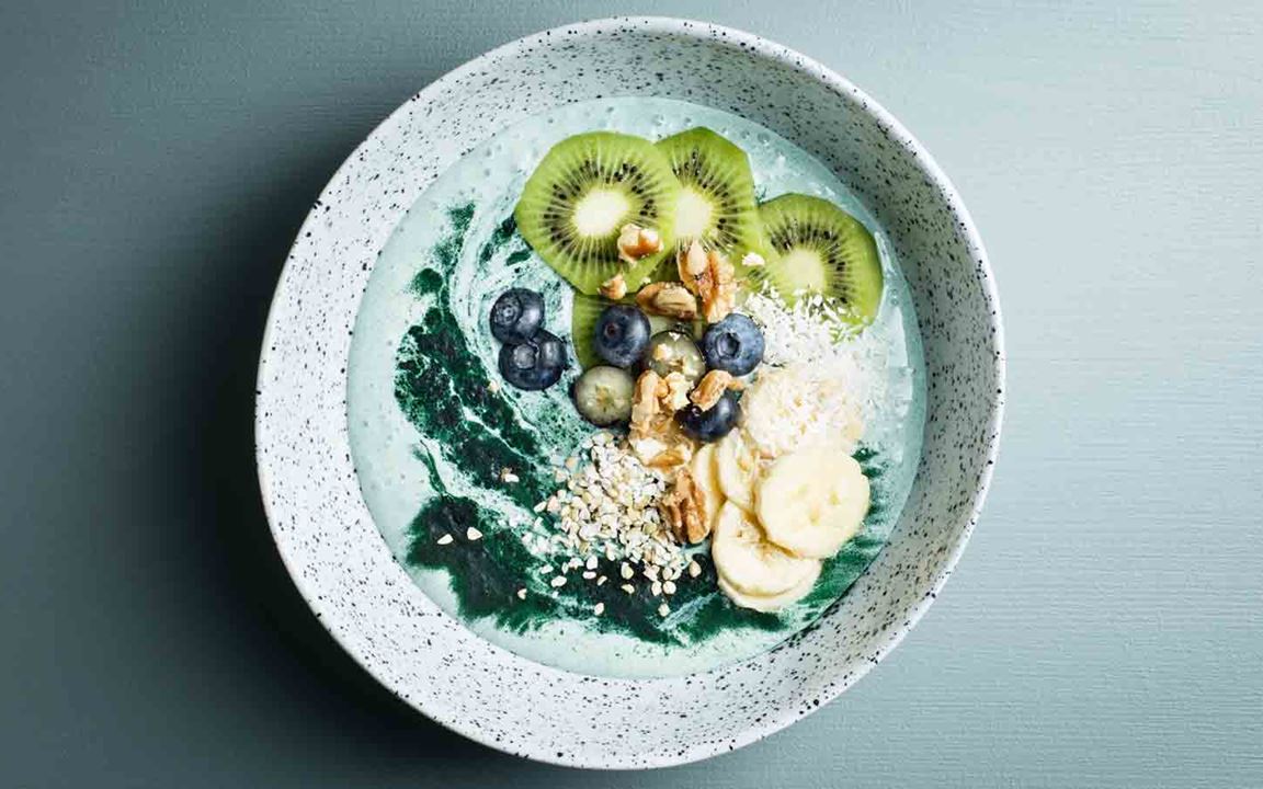 Spirulina-smoothie bowl