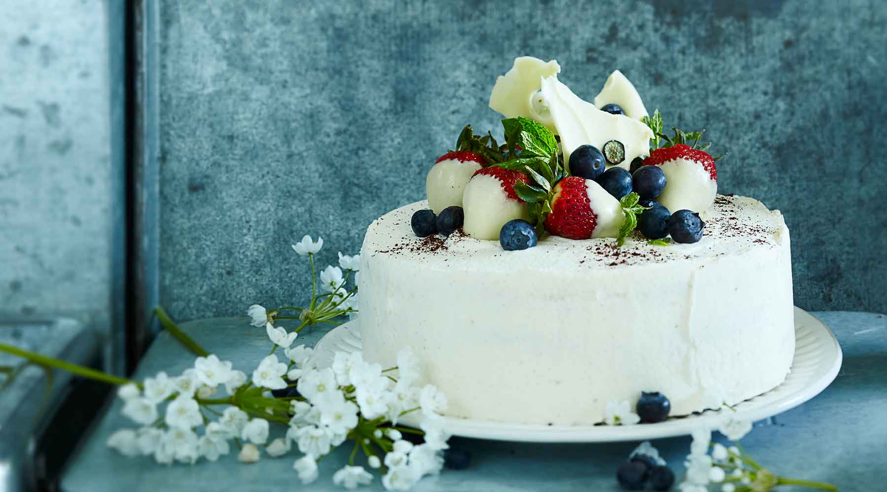 Valkosuklaa-mustikkakakku