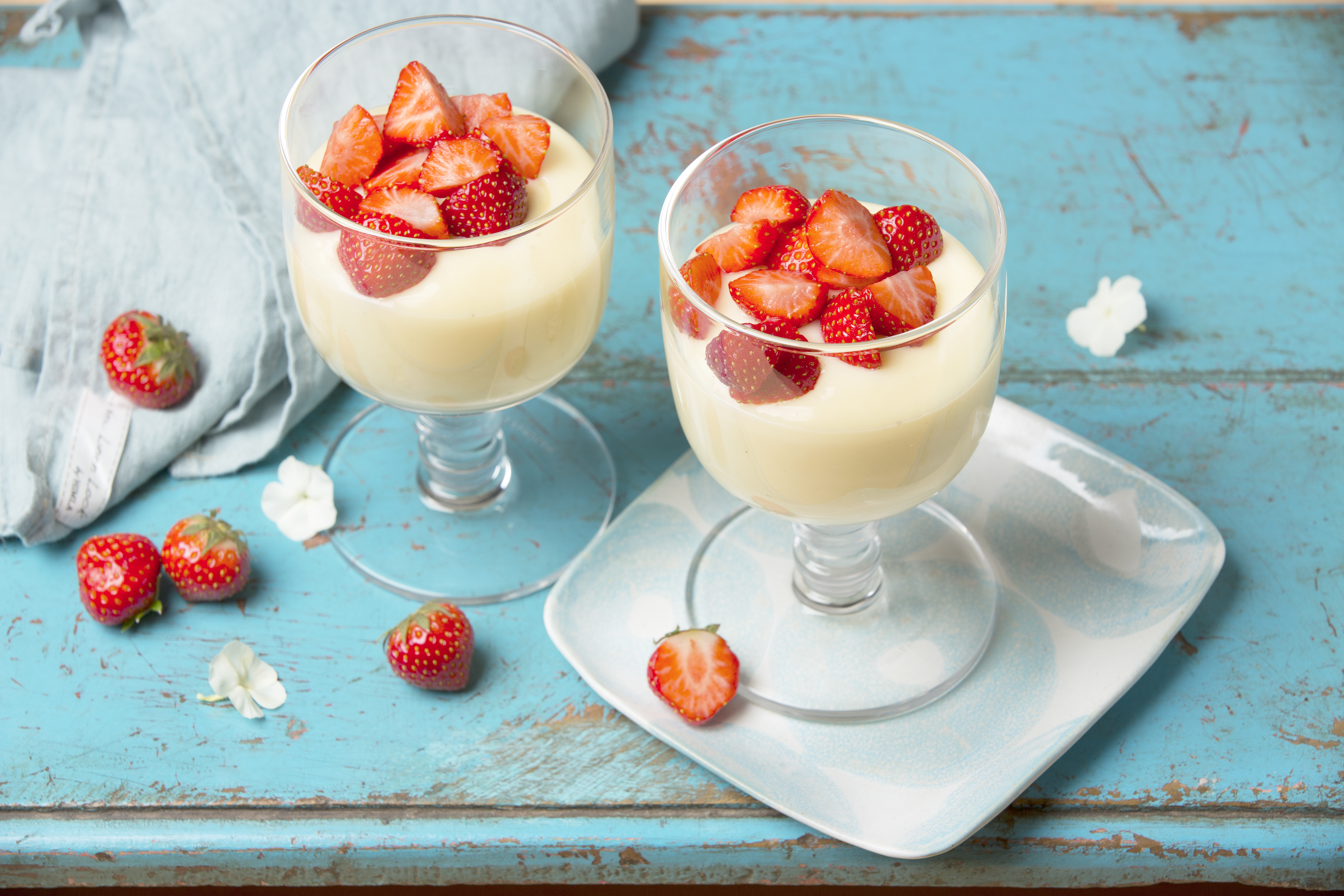 Vaniljapiimävanukas ja mansikoita