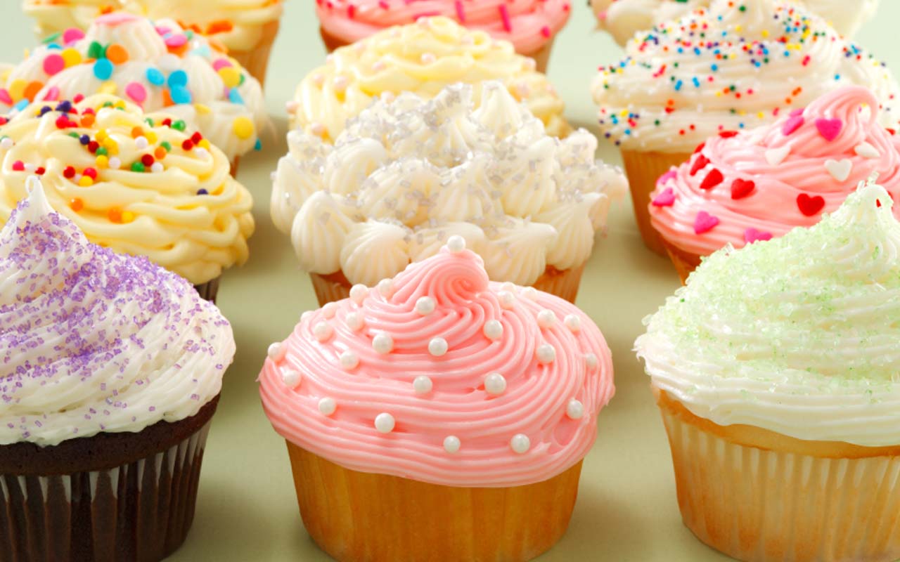 Värikäs cupcake-kuorrutus