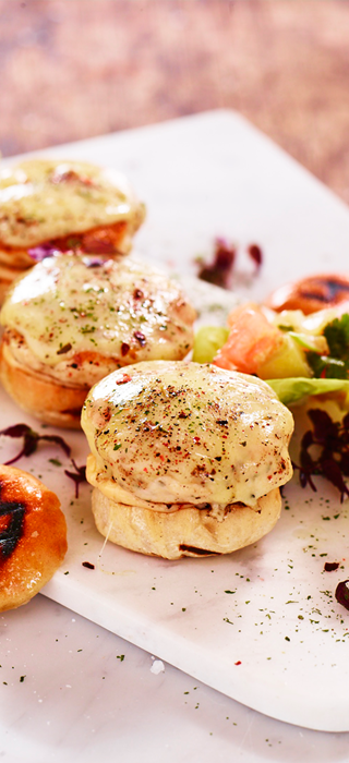 Chicken sliders with chilli dip and tomato-salsa