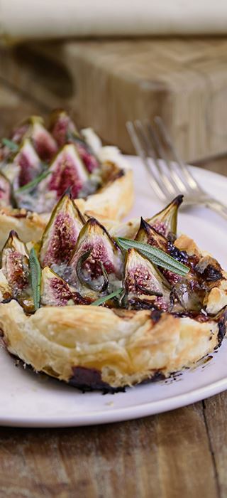 Fig tart with honey and blue cheese