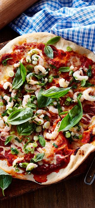 Grilled pizza with garlic-marinated prawns