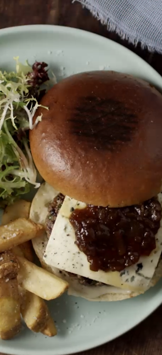 Blue Cheese burger with onion marmelade