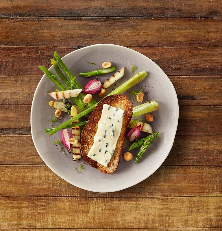 Creamy Blue Cheese with grilled vegetbles, peanuts and pickled onions