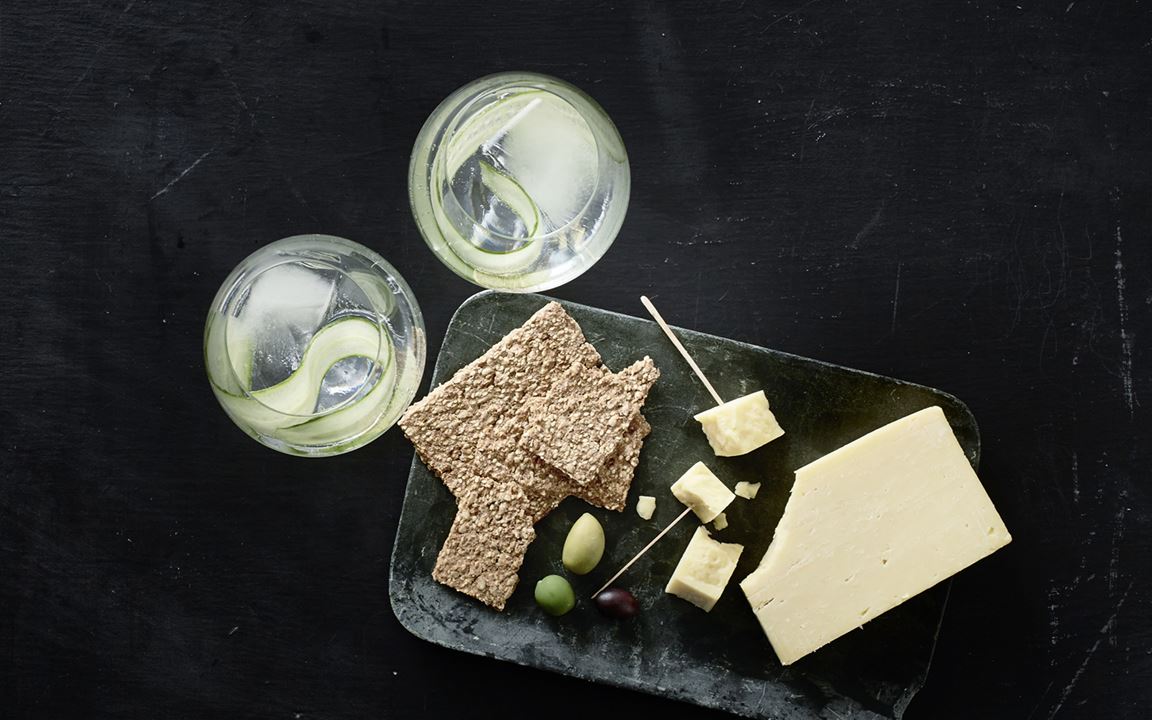 Gin & tonic with Matured Cheddar, crackers & olives