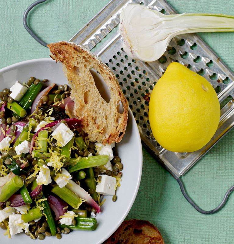 Lentil salad with Greek-style cheese and garlic bread