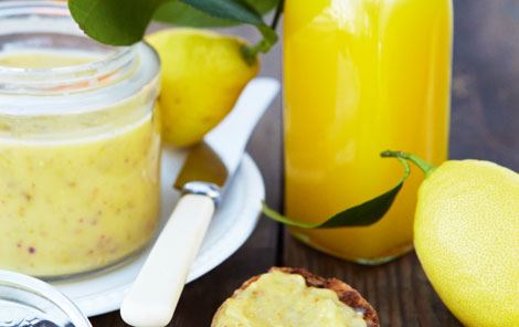 Orange curd with ginger and pistachios