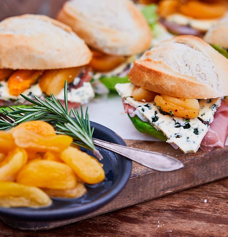 Sandwichs au fromage bleu, au jambon de Serrano et aux abricots