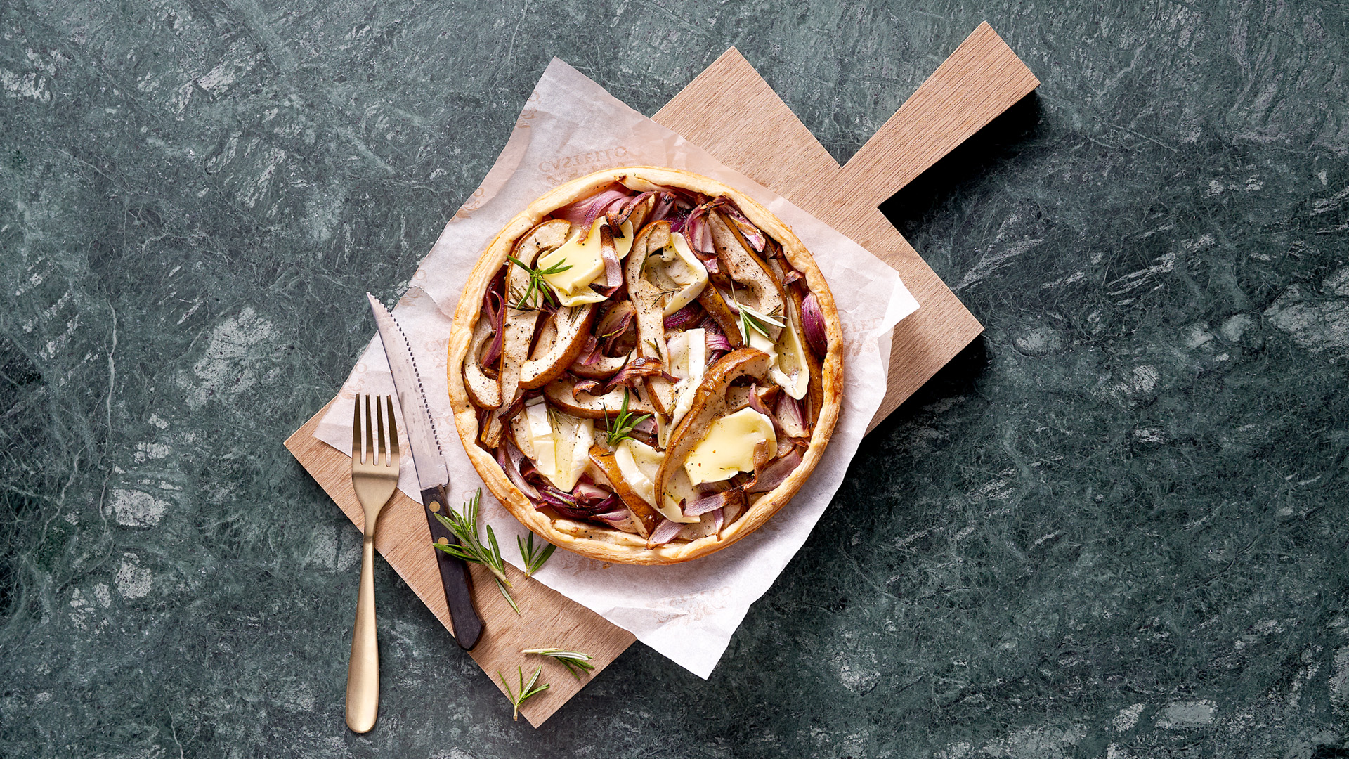 TARTE FEUILLETÉE SALÉE AU FROMAGE BLANC CRÉMEUX CASTELLO ET À LA POIRE