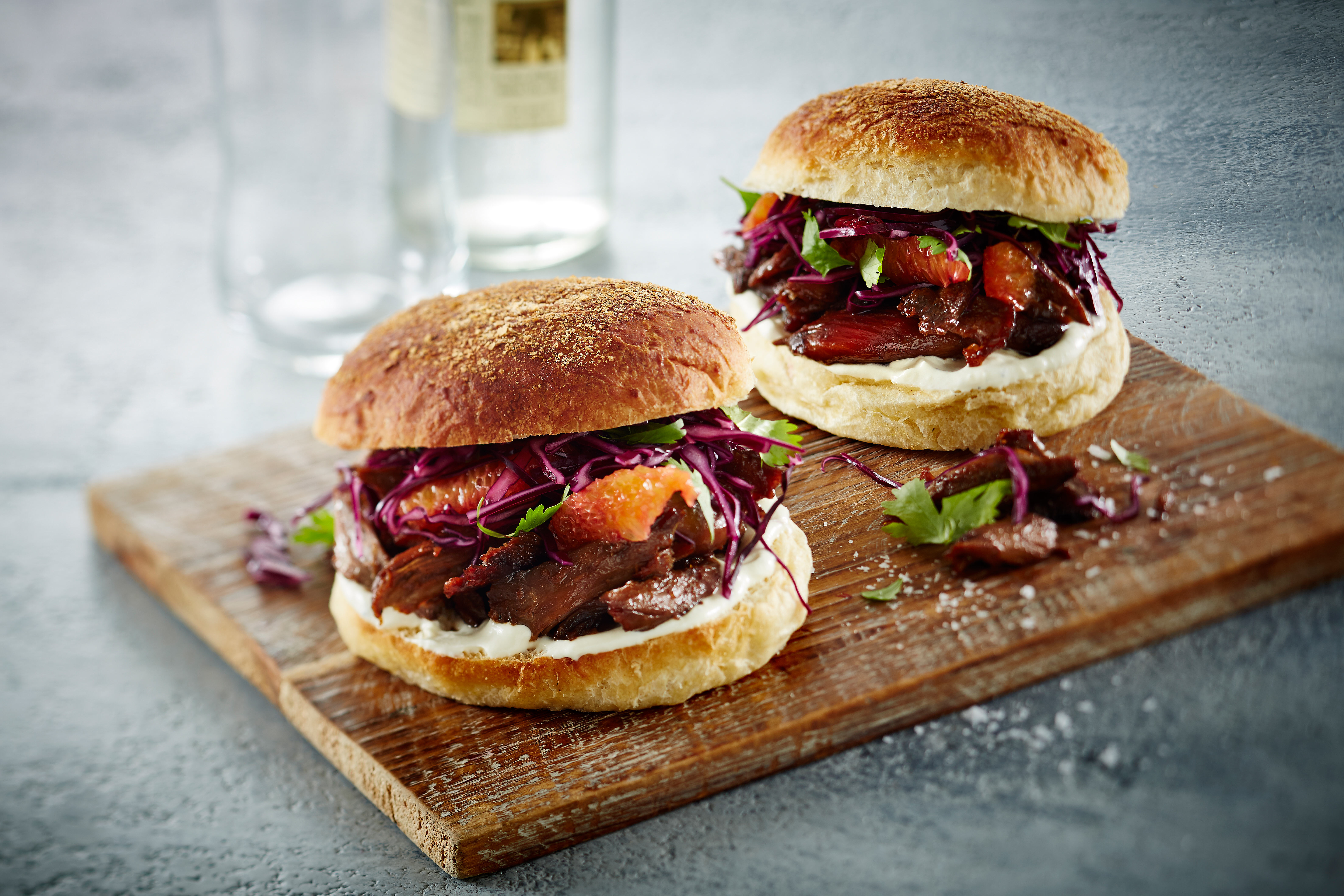 Entenfleischburger mit Rotkohlsalat &amp; Blauschimmelkäse-Dressing ...