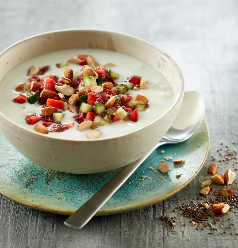 Joghurt mit Holunderblüten-Chia-Samen, Erdbeeren &amp; Gurke
