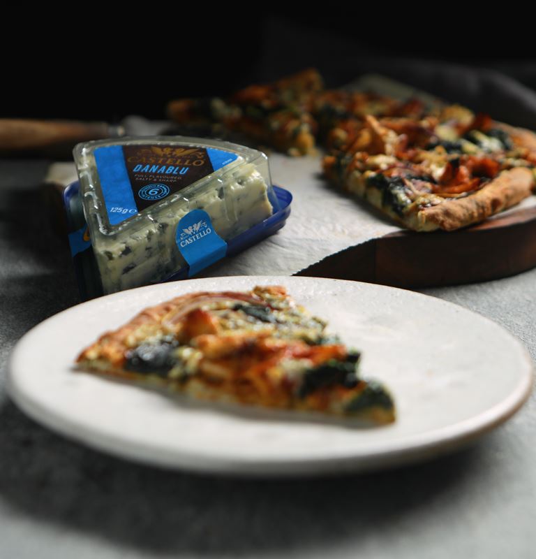 Pizza mit dänischem Blauschimmelkäse und BBQ-Hähnchenbrust