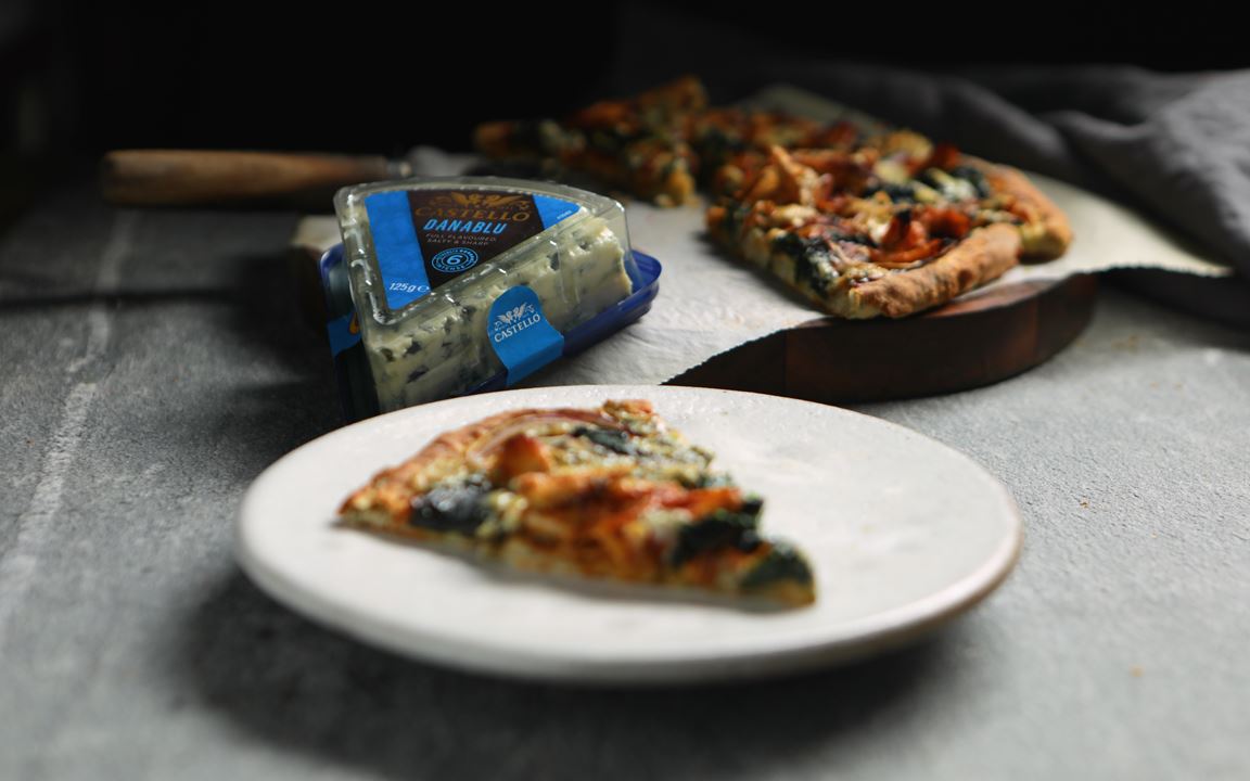 Pizza mit dänischem Blauschimmelkäse und BBQ-Hähnchenbrust | Castello