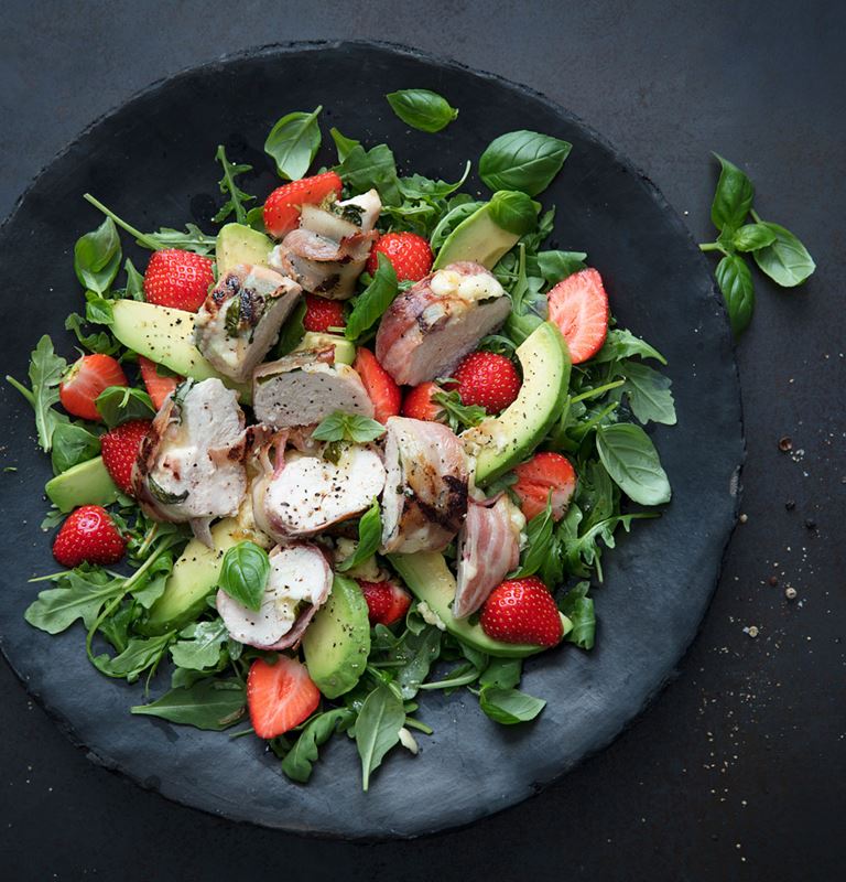 Salat mit gegrillter Hähnchenbrust, Erdbeeren und Cheddar