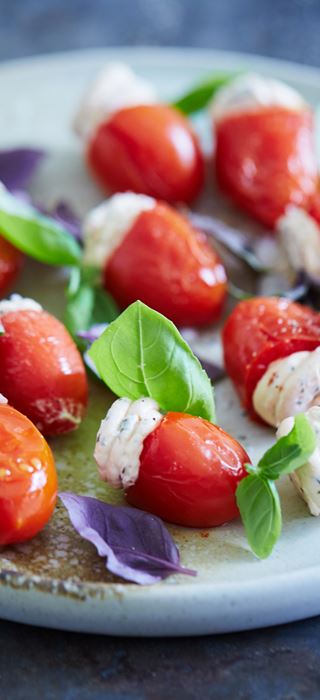 Bagte tomater med tomat/basilikum-flødeostecreme