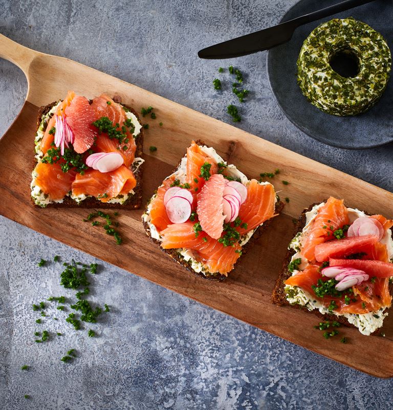 Nordisk åben sandwich med Castello® Purløg & Forårsløg Flødeost