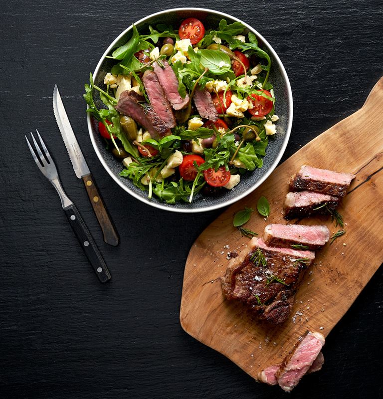 Steak-salat med Castello® Cheddar Extra Matured