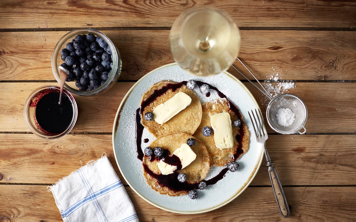 American pancakes with blueberry syrup & Creamy White