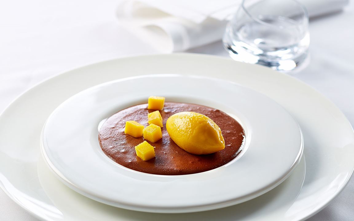 Chocolate mousse with mango & Blue Cheese