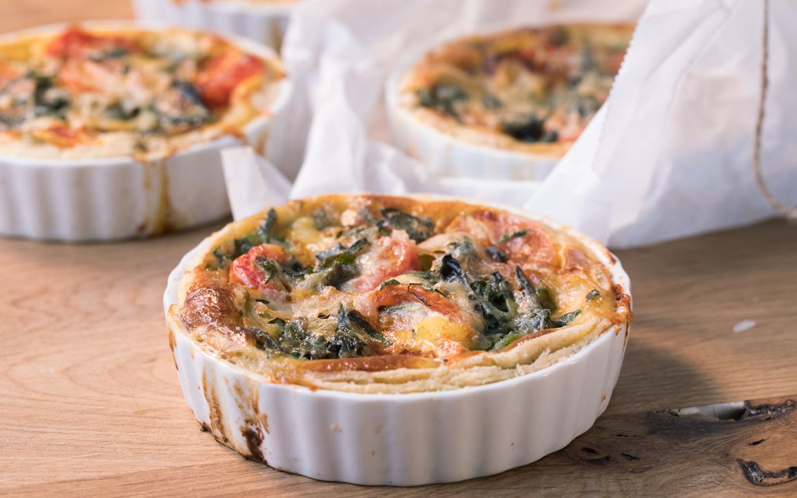 Blue Cheese pies with spinach and tomatoes 
