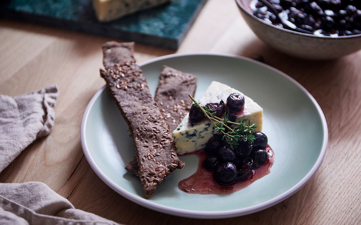 Blue Cheese with blueberries, thyme & malt crackers