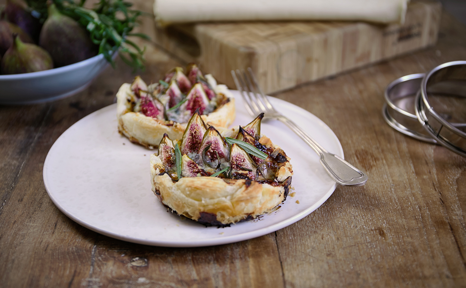 Fig tart with honey and blue cheese