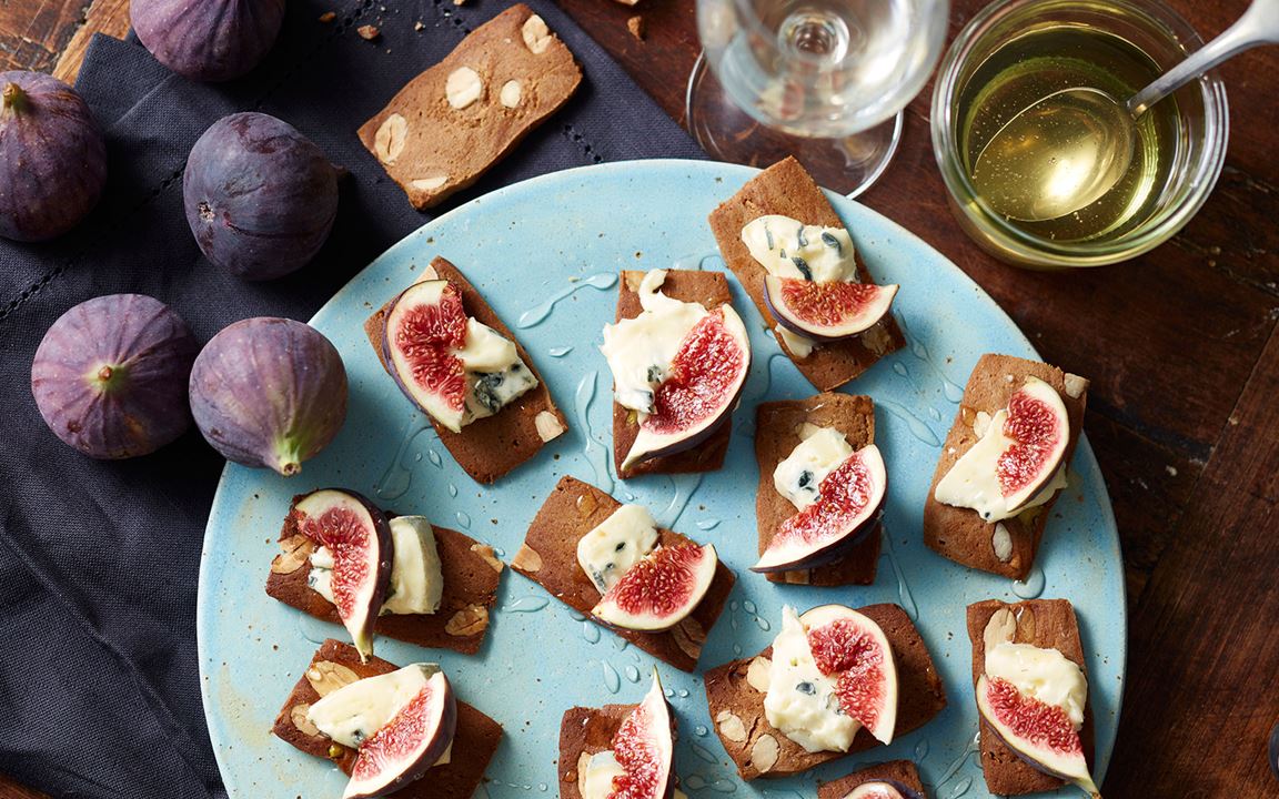 Gingerbread cookies with blue cheese, fresh figs and honey