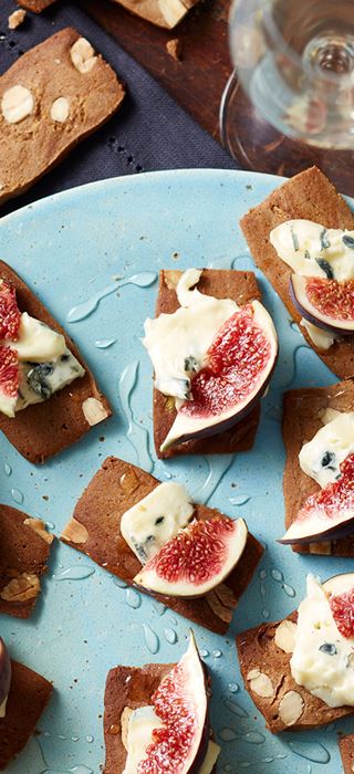 Gingerbread cookies with blue cheese, fresh figs and honey