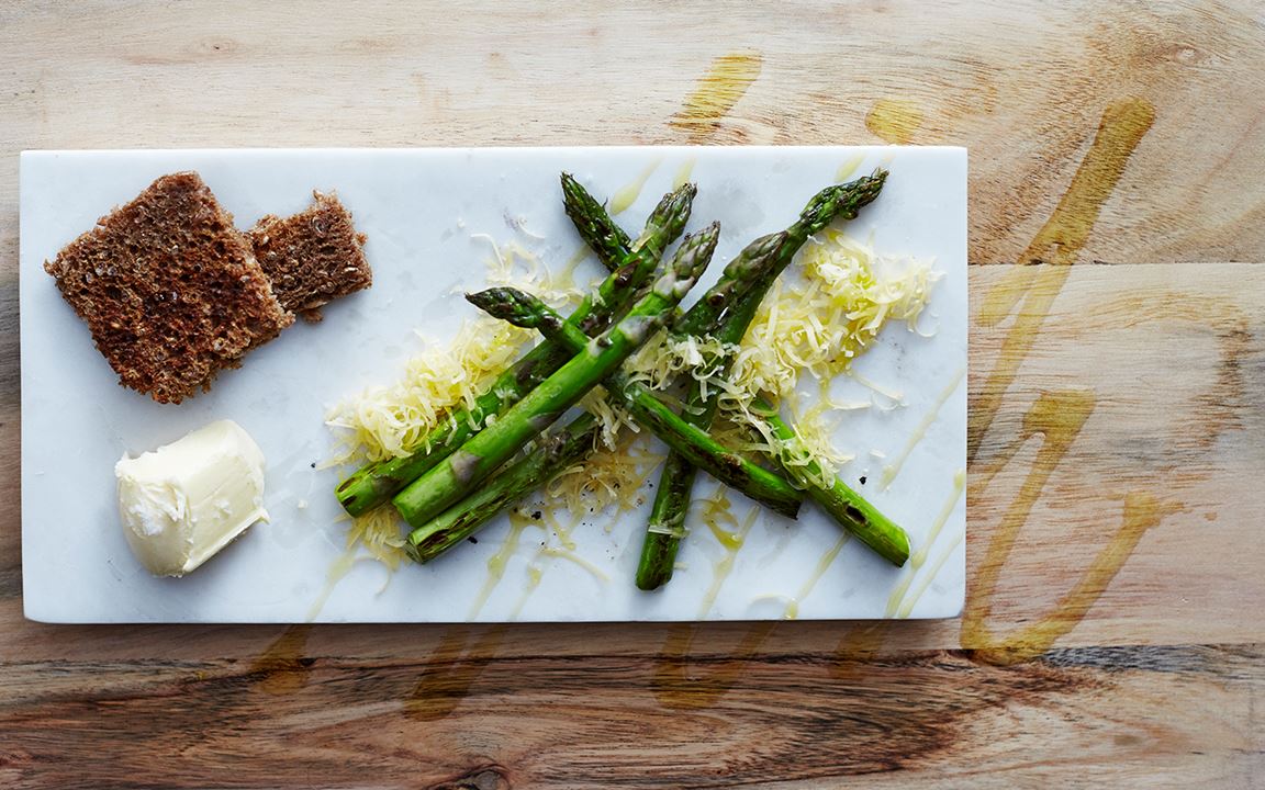 Grilled asparagus with Aged Havarti
