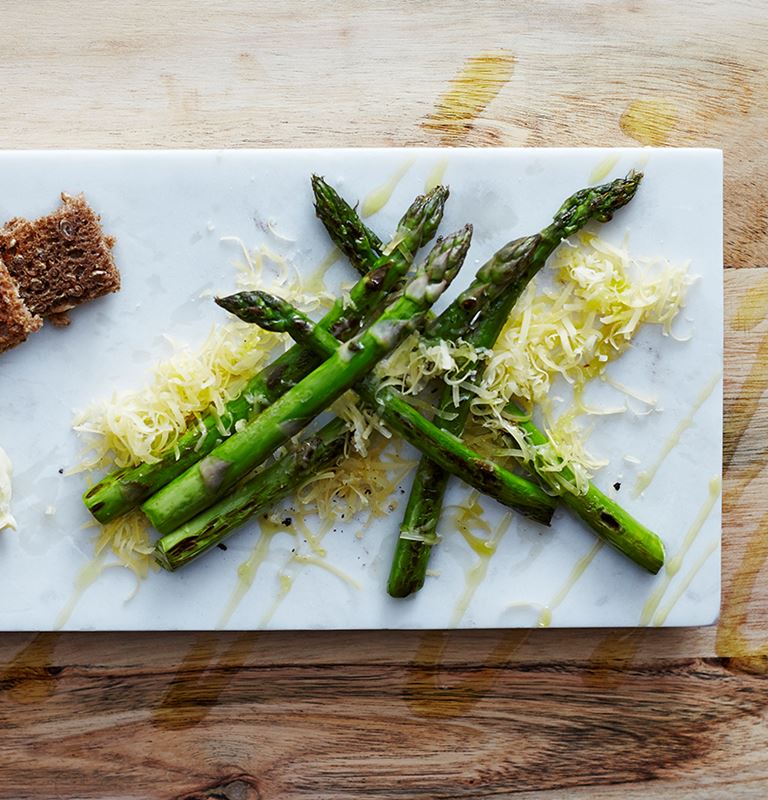 Grilled asparagus with Aged Havarti